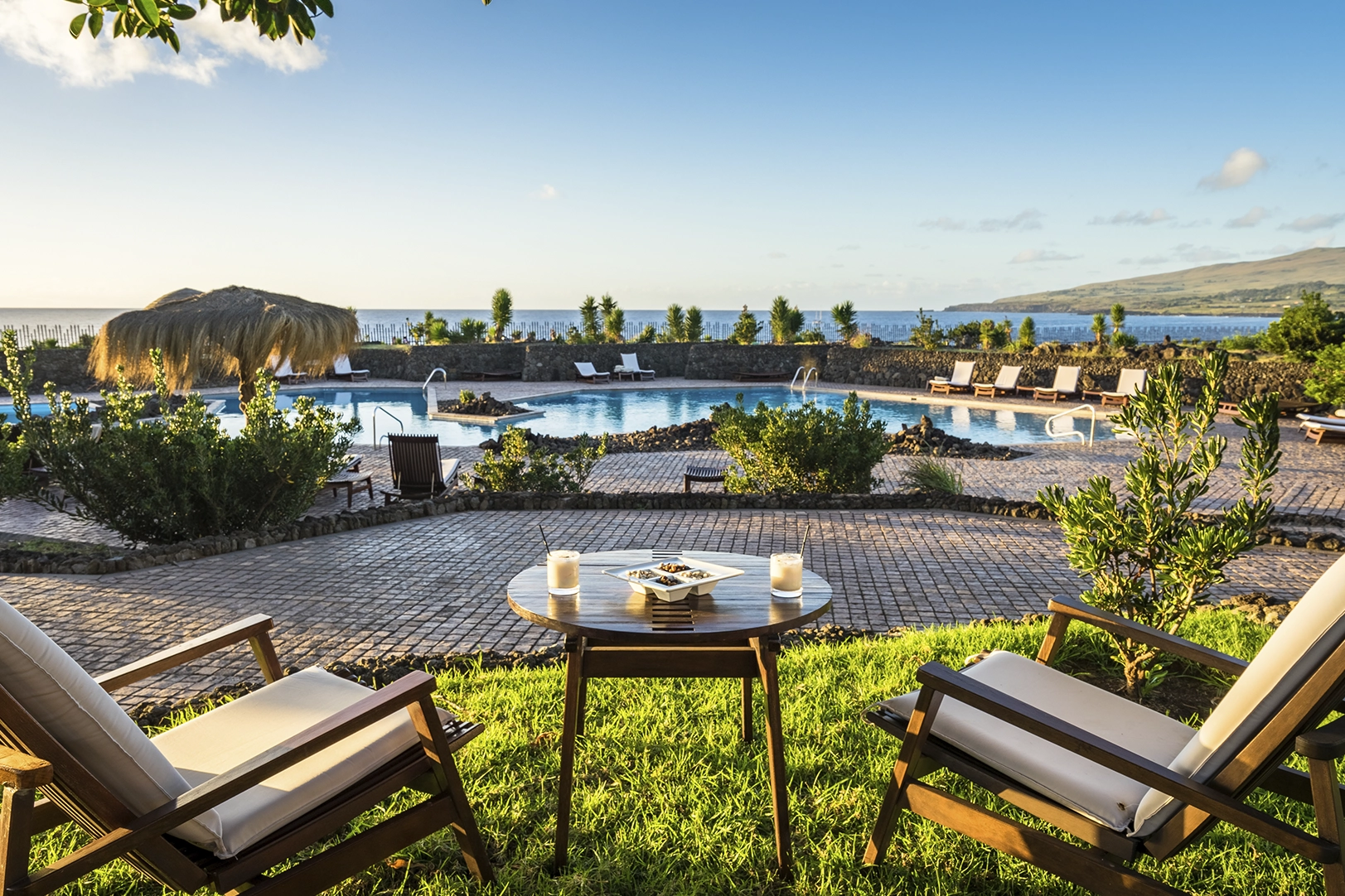 2- Pool-Cocktails-Rapa-Nui-Nayara-Hangaora-Hotel-Atelier-South-America (1)